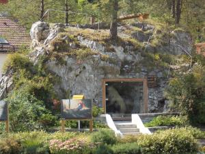 Skalna votlina z medvedom in plezalna pot čez skalo